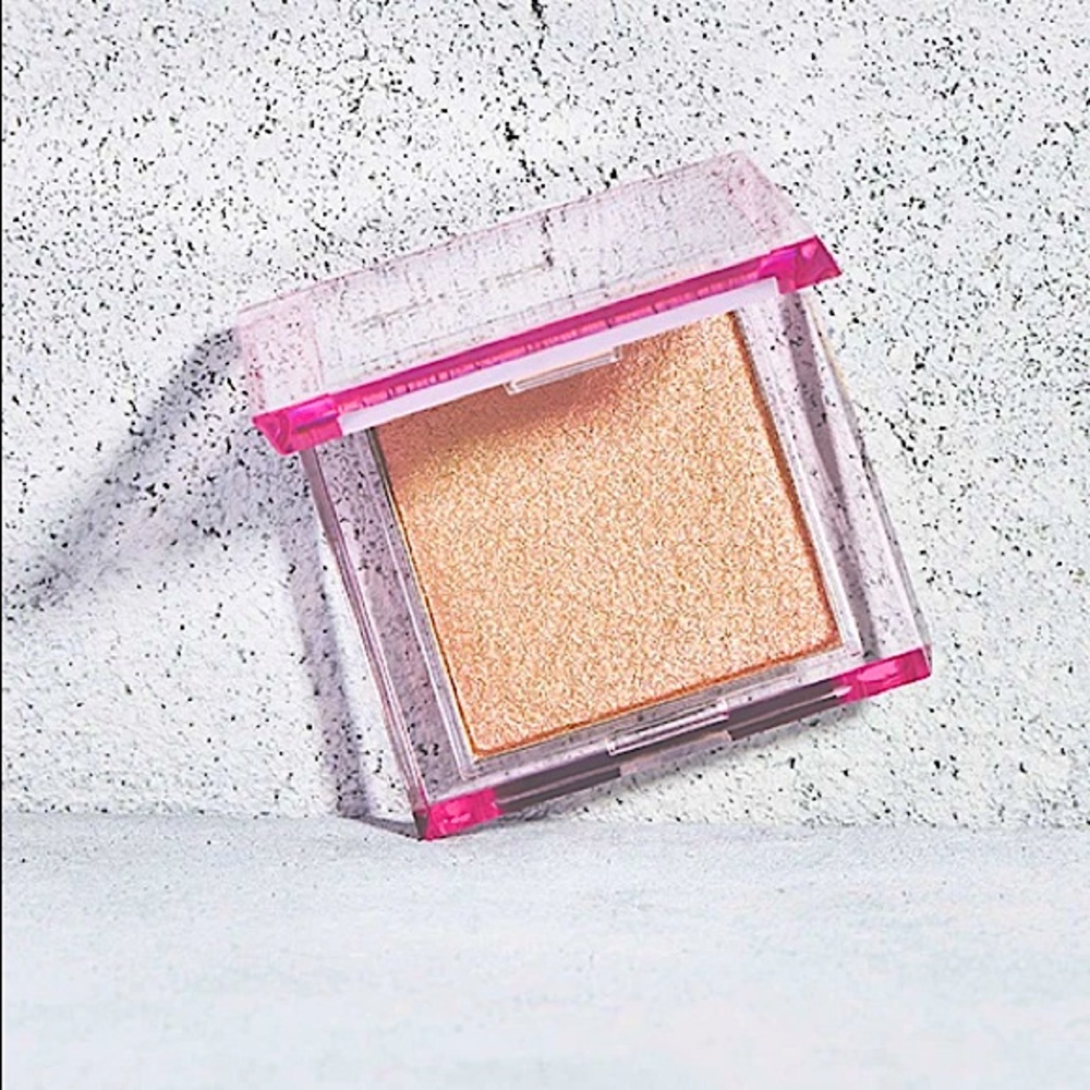 Halsey’s makeup brand ‘about-face’ Light Lock Powder in Lightspun